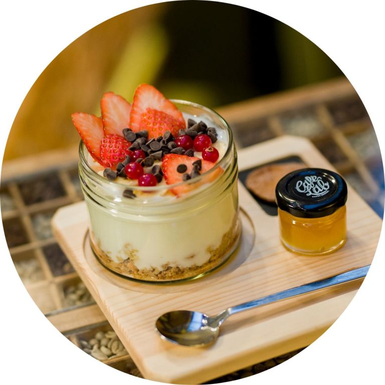 Crumble de galleta, mermelada, yogurt ecológico, plátano y perlas de chocolate  7,00€