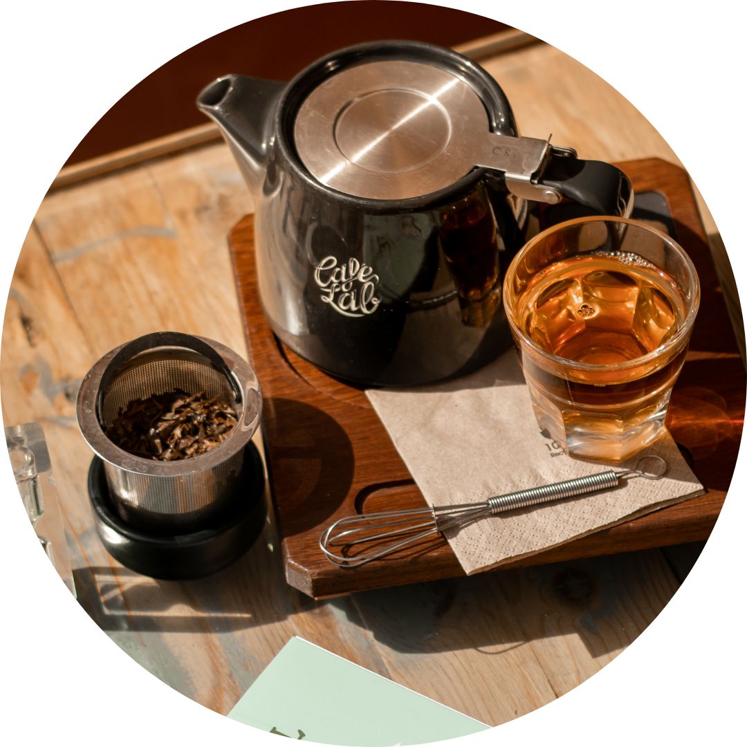 Rwanda Rukeri  Darjeeling  Pakistaní  Pu-erh  Mango Oolong  Pacific fruits  Menta Marroquí   China Sencha  Pai Mu tan  Honey Rooibos  Tutti Frutti  Relax  Refresh  Digestive  Manzanilla  Menta   4,50€