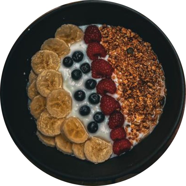 Yogurt Super Bowl  yogurt ecológico, mix de fruta de temporada y granola.   10,00€   *La fruta puede variar al ser de temporada.